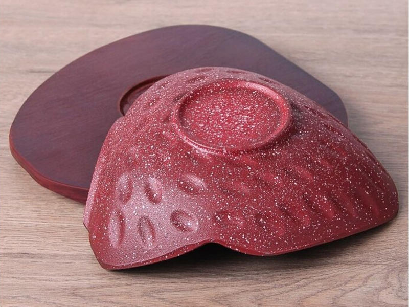 сервировочная чугунная сковорода на деревянной подставке 20см*18см