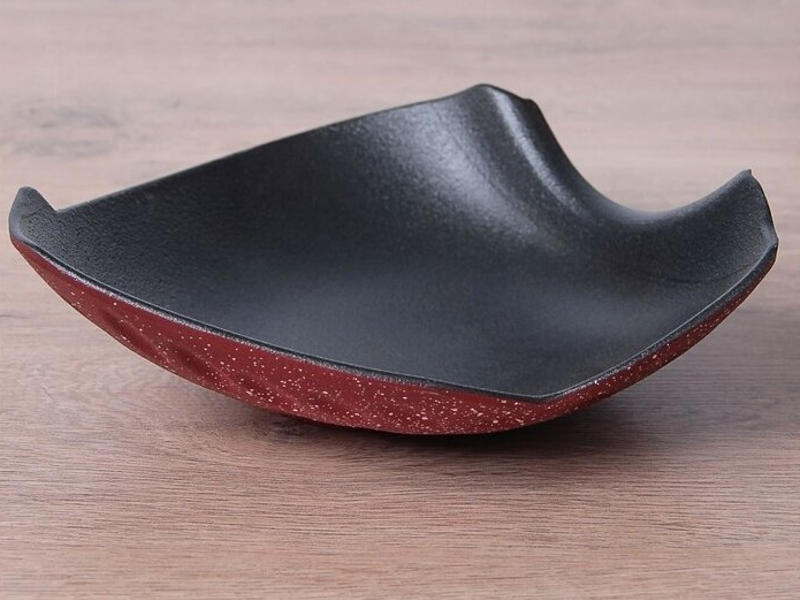 сервировочная чугунная сковорода на деревянной подставке 20см*18см