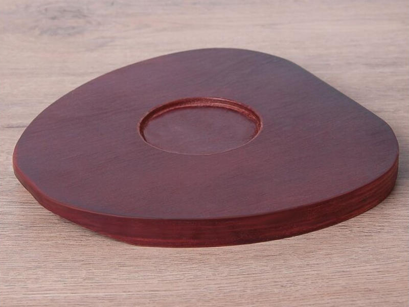 сервировочная чугунная сковорода на деревянной подставке 20см*18см