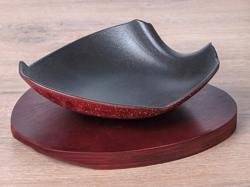 сервировочная чугунная сковорода на деревянной подставке 20см*18см